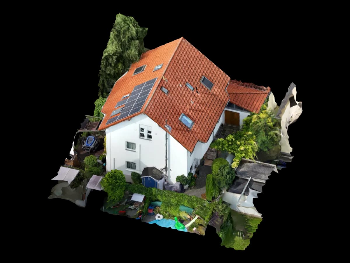 3D-Modell eines Wohnhauses mit Ziegeldach, Solarmodulen und Dachfenstern