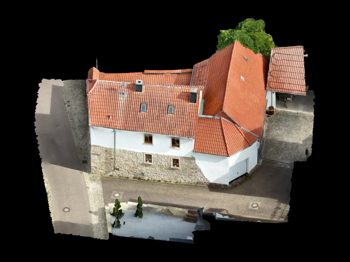 3D-Modell eines Wohnhauses mit Scheune, Ziegeldächern und gepflastertem Hof
