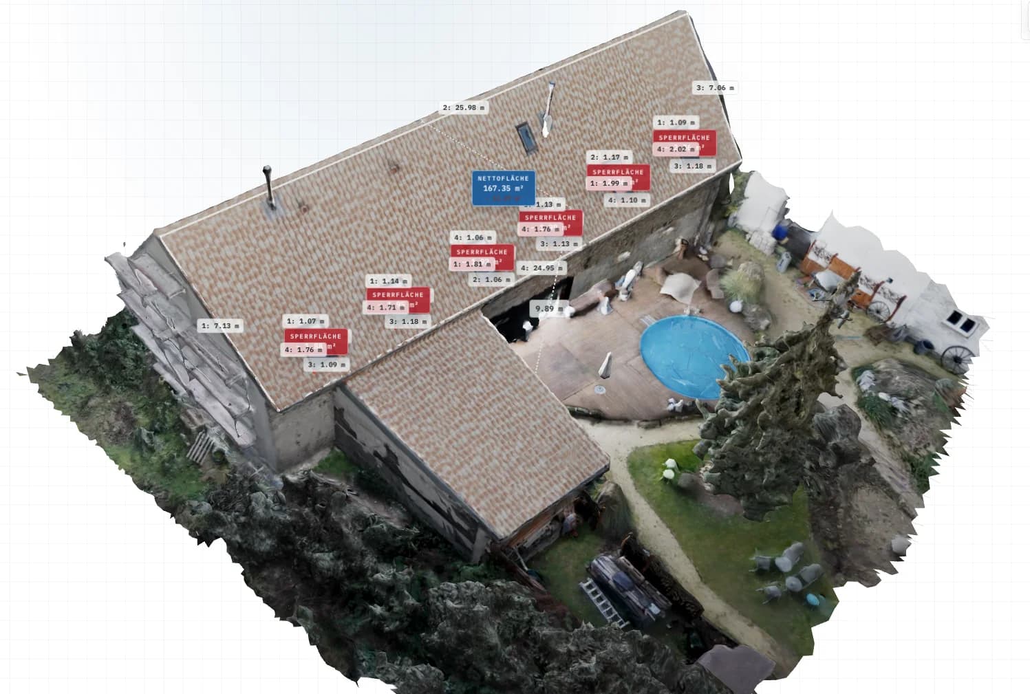 Reales 3D-Dachmodell mit Netto-PV-Fläche 167,35 m² und markierten Sperrflächen, im Voxelia-Mess-Workspace gemessen