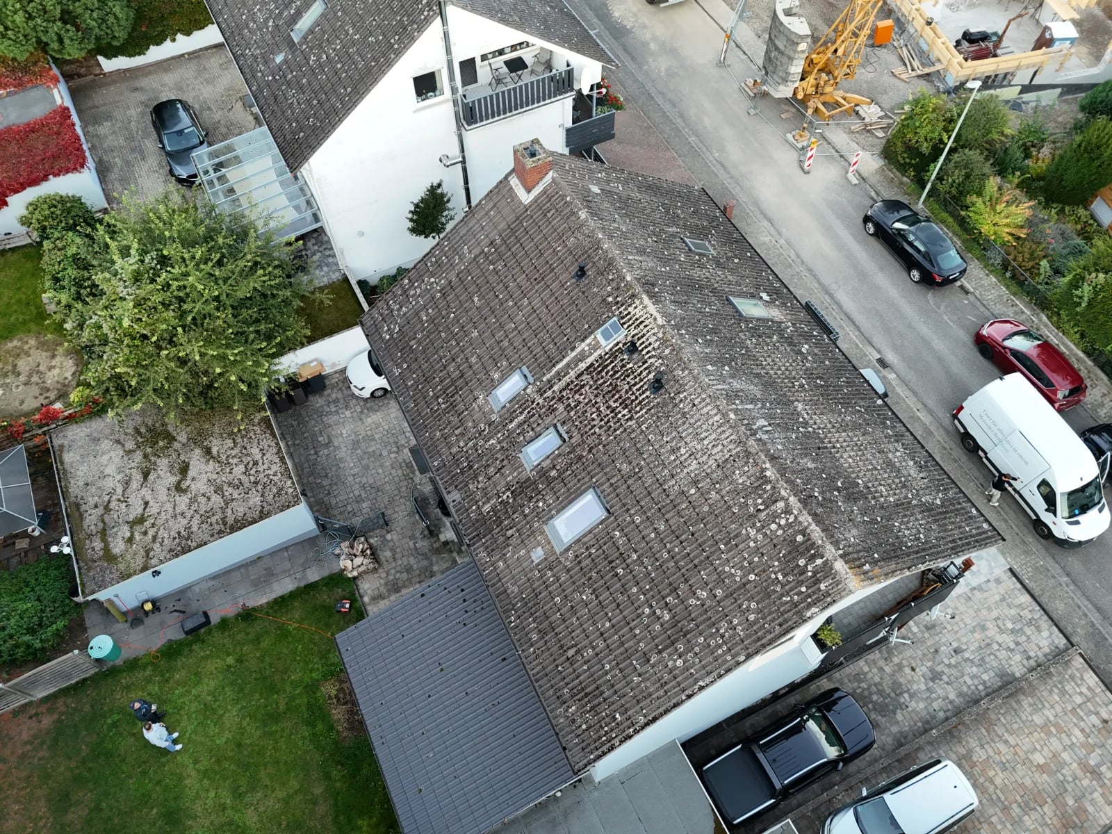 Drohne über einem Dach als Ausgangspunkt für 3D-Modelle aus Drohnenbildern